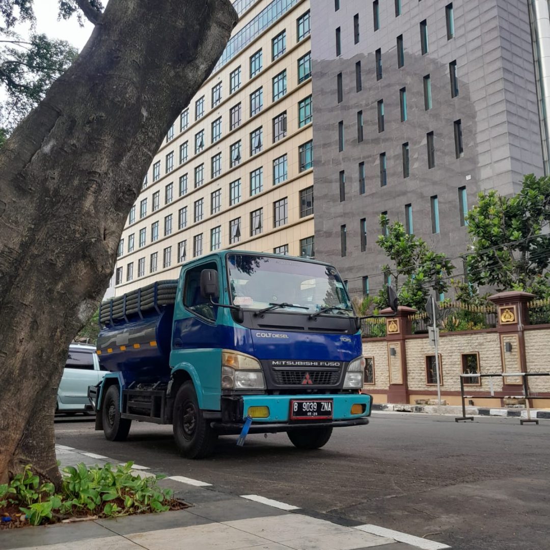 Mobil sedot wc